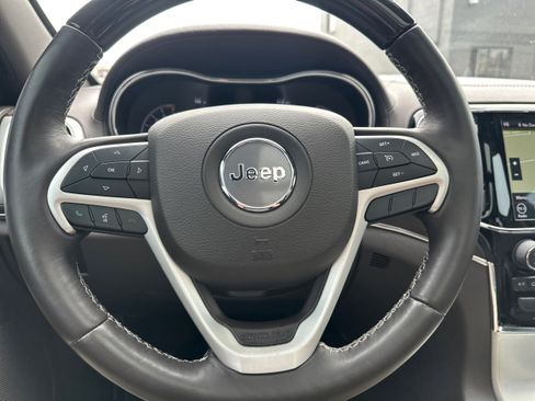 Used 2019 Jeep Grand Cherokee Overland w/ Interior Metal Package AWD/4WD image 18