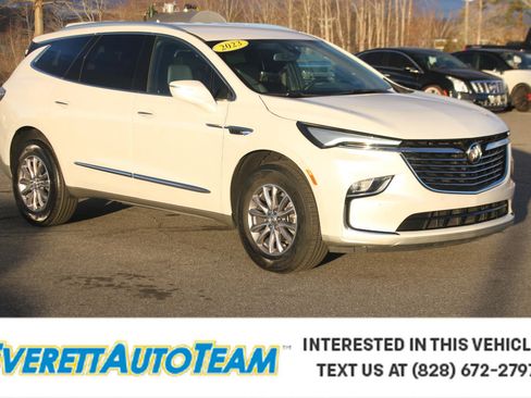 Used 2023 Buick Enclave Essence image 1