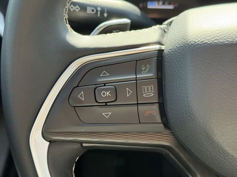 Used 2023 Jeep Grand Cherokee L Laredo image 16