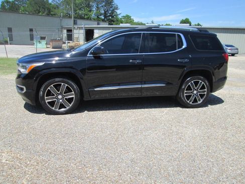 Used 2017 GMC Acadia Denali w/ Technology Package FWD image 3