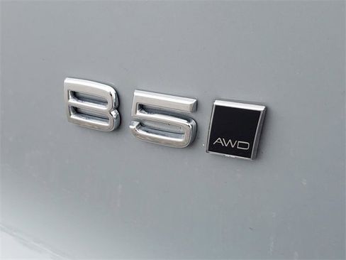 Used 2025 Volvo XC40 B5 Core image 8