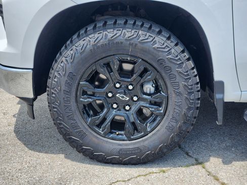 Used 2022 Chevrolet Silverado 1500 LTZ w/ Z71 Off-Road Package AWD/4WD image 10