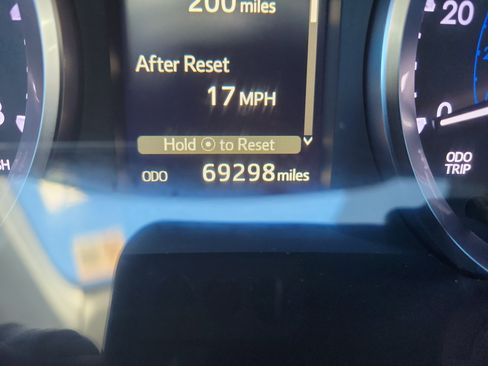 Used 2017 Toyota Highlander LE image 16