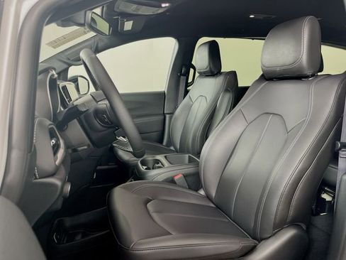 New 2026 Chrysler Pacifica Select image 12