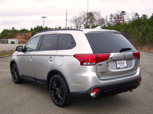 Used 2019 Mitsubishi Outlander LE image 2