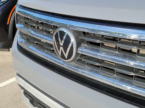 Used 2020 Volkswagen Atlas Cross Sport SE w/ Panoramic Sunroof Package FWD image 6