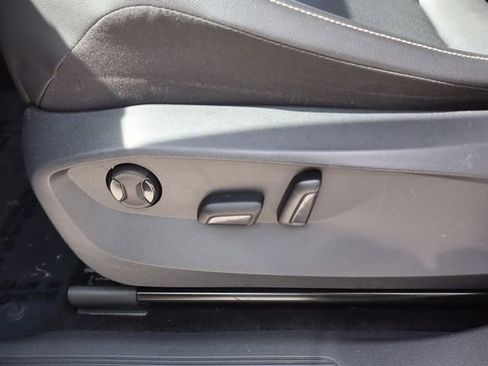 Used 2022 Volkswagen Tiguan SE image 11