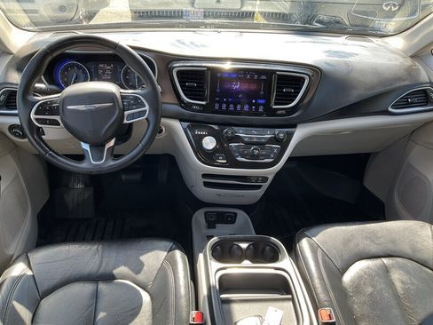 Used 2017 Chrysler Pacifica Touring-L FWD image 17