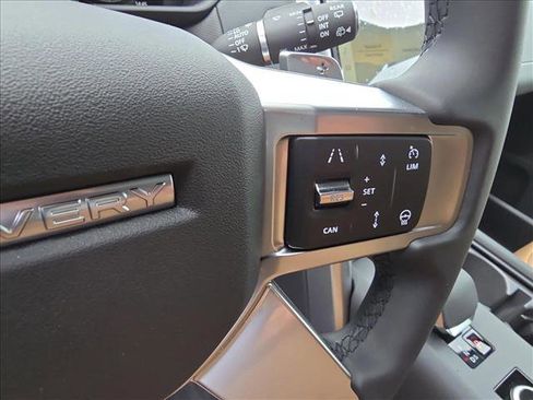 New 2025 Land Rover Discovery Dynamic SE image 21