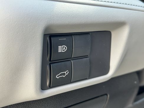 Used 2022 Toyota Highlander XLE AWD/4WD image 15