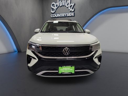 Certified 2024 Volkswagen Taos SE w/ Panoramic Sunroof Package AWD/4WD image 2