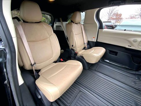 Used 2021 Toyota Sienna Limited image 20