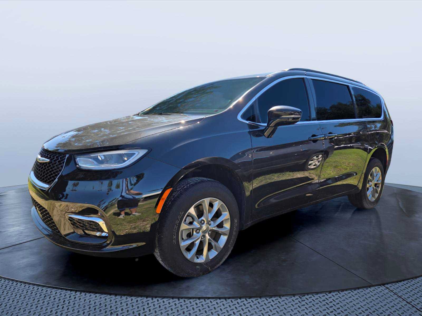 Used 2022 Chrysler Pacifica Touring-L AWD/4WD image 2