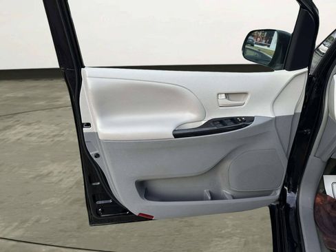 Used 2014 Toyota Sienna L FWD image 11