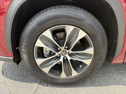 Used 2022 Toyota Highlander XLE FWD image 12