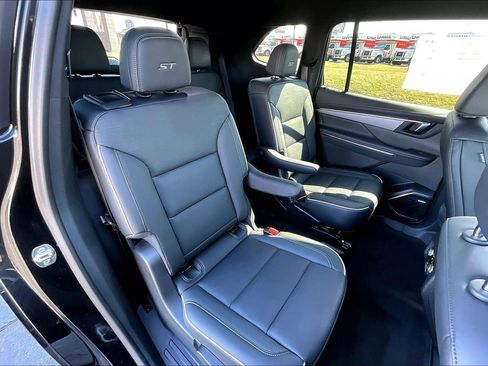 Used 2025 Buick Enclave Sport Touring image 24