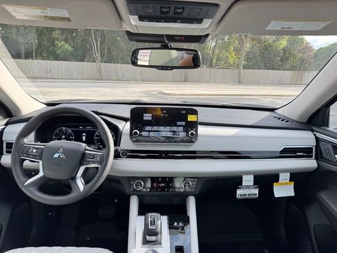 New 2025 Mitsubishi Outlander SEL image 24