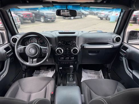 Used 2017 Jeep Wrangler Unlimited Rubicon w/ Connectivity Group image 28