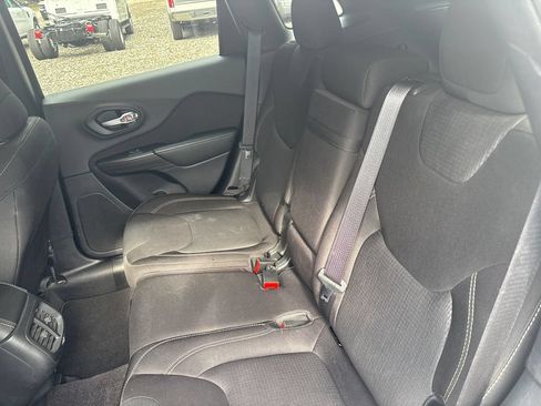 Used 2016 Jeep Cherokee Latitude FWD image 14