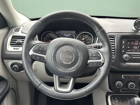 Used 2018 Jeep Compass Latitude FWD image 15