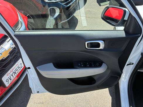 Used 2025 Hyundai Venue SEL FWD image 18