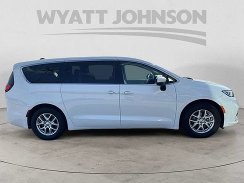 Used 2023 Chrysler Pacifica Touring-L FWD image 6