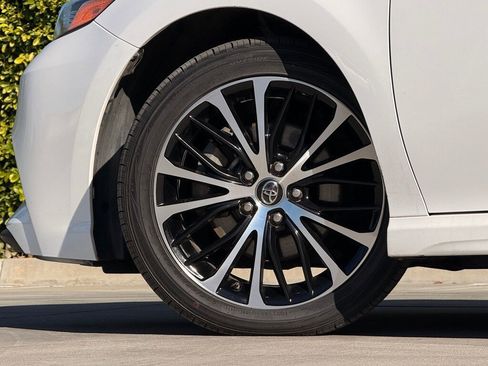 Used 2019 Toyota Camry image 9