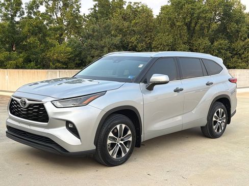 Used 2022 Toyota Highlander XLE AWD/4WD image 2