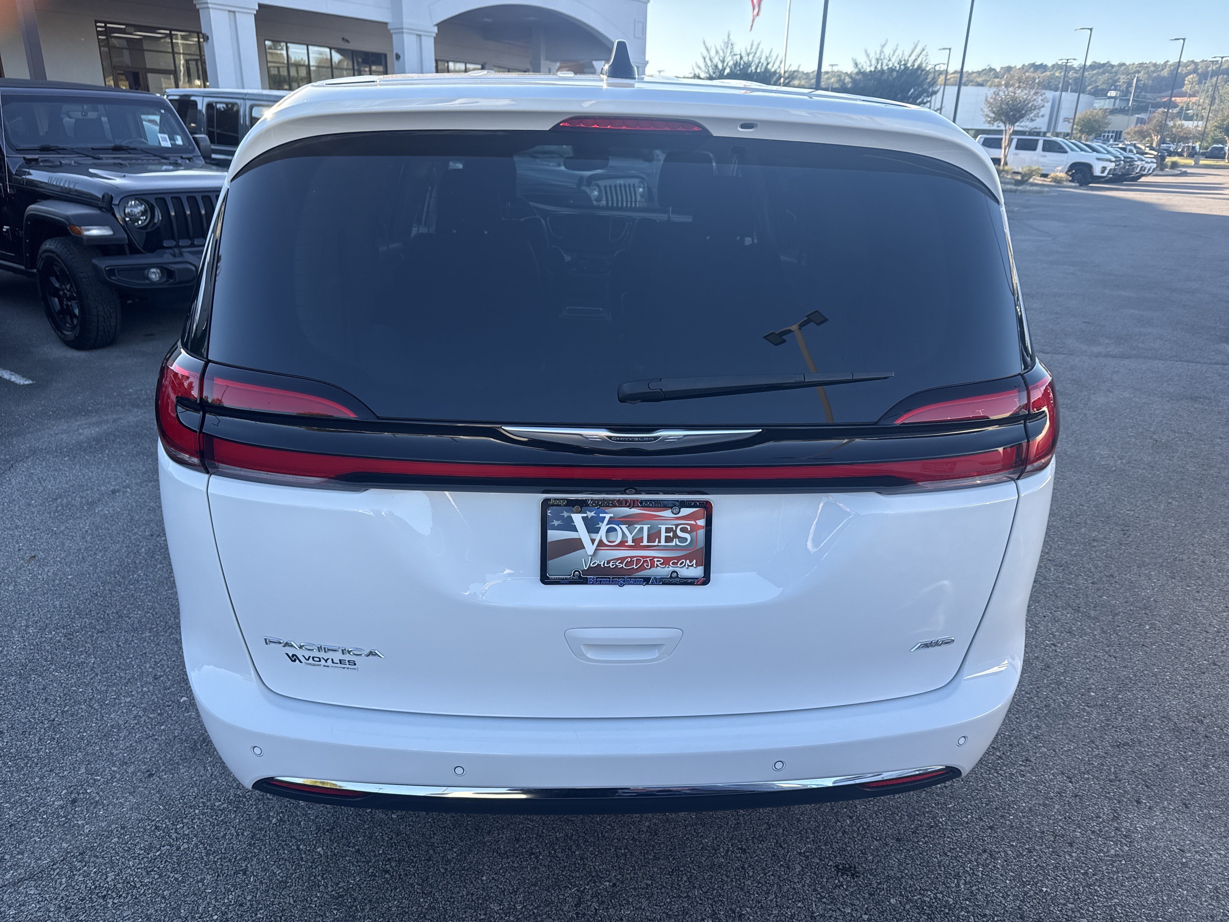 Used 2023 Chrysler Pacifica Touring-L w/ Uconnect Theater Family Group AWD/4WD image 6
