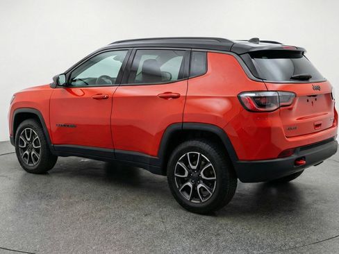 Used 2025 Jeep Compass Trailhawk image 6