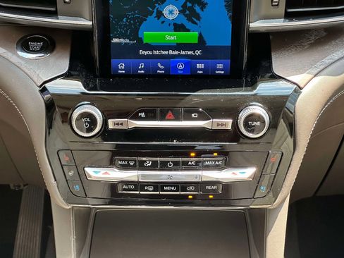 Used 2023 Ford Explorer Platinum w/ Technology Package AWD/4WD image 18