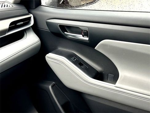 New 2025 Toyota Highlander XLE image 28