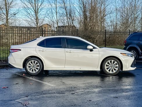 Used 2019 Toyota Camry LE image 3