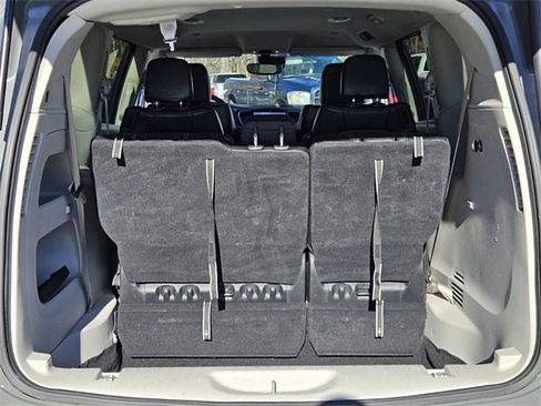 Used 2023 Chrysler Pacifica Touring-L image 12