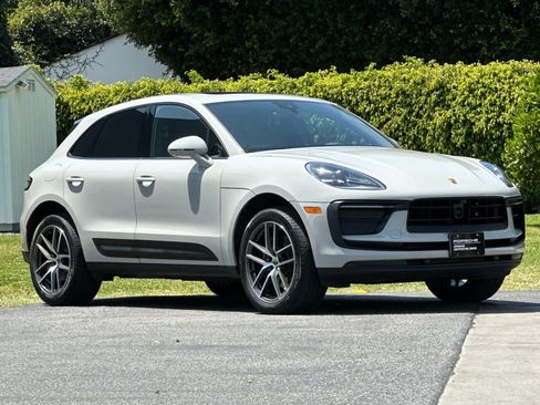 Certified 2025 Porsche Macan AWD/4WD image 10