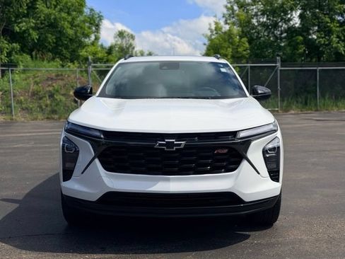 Used 2024 Chevrolet Trax RS w/ Sunroof Package FWD image 3