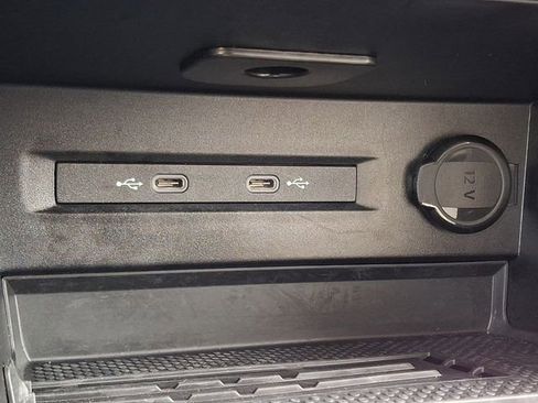 Certified 2025 Volkswagen Taos SE w/ Panoramic Sunroof Package image 24