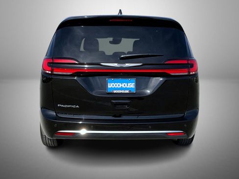 Used 2025 Chrysler Pacifica Select image 6