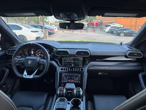 Used 2022 Lamborghini Urus AWD/4WD image 35