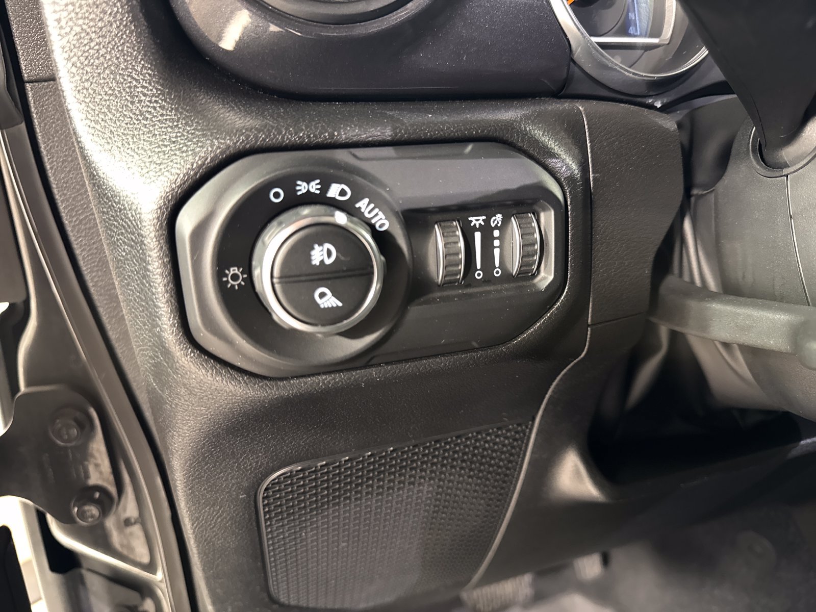 Used 2022 Jeep Gladiator Sport AWD/4WD image 13