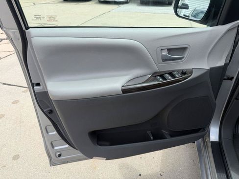 Used 2017 Toyota Sienna XLE Premium w/ Outdoor Package AWD/4WD image 9