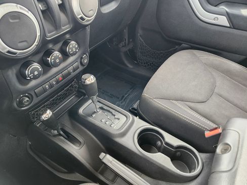 Used 2015 Jeep Wrangler Sahara w/ Dual Top Group AWD/4WD image 17