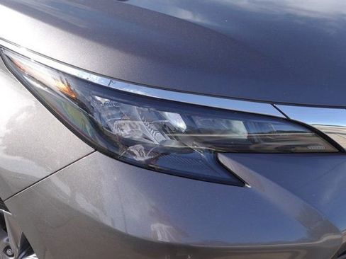 Used 2024 Toyota Sienna LE FWD image 2