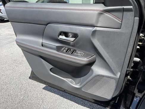 Used 2025 Nissan Kicks SR FWD image 27