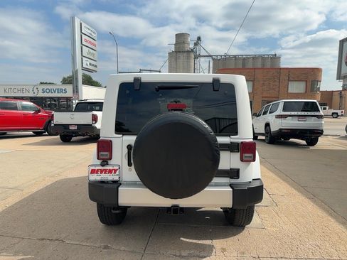 Used 2015 Jeep Wrangler Unlimited Sahara w/ Connectivity Group AWD/4WD image 7