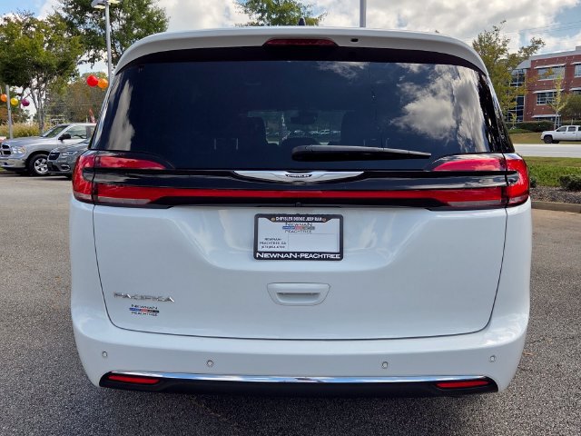 Used 2025 Chrysler Pacifica Select FWD image 5