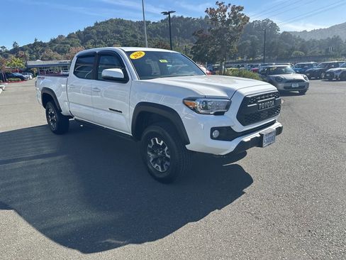 Used 2020 Toyota Tacoma TRD Off-Road w/ TRD Premium Off Road Package AWD/4WD image 9