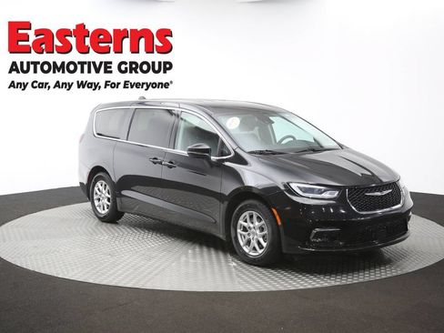 Used 2023 Chrysler Pacifica Touring-L FWD image 51