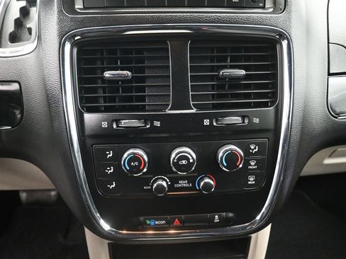 Used 2016 Dodge Grand Caravan SE image 15