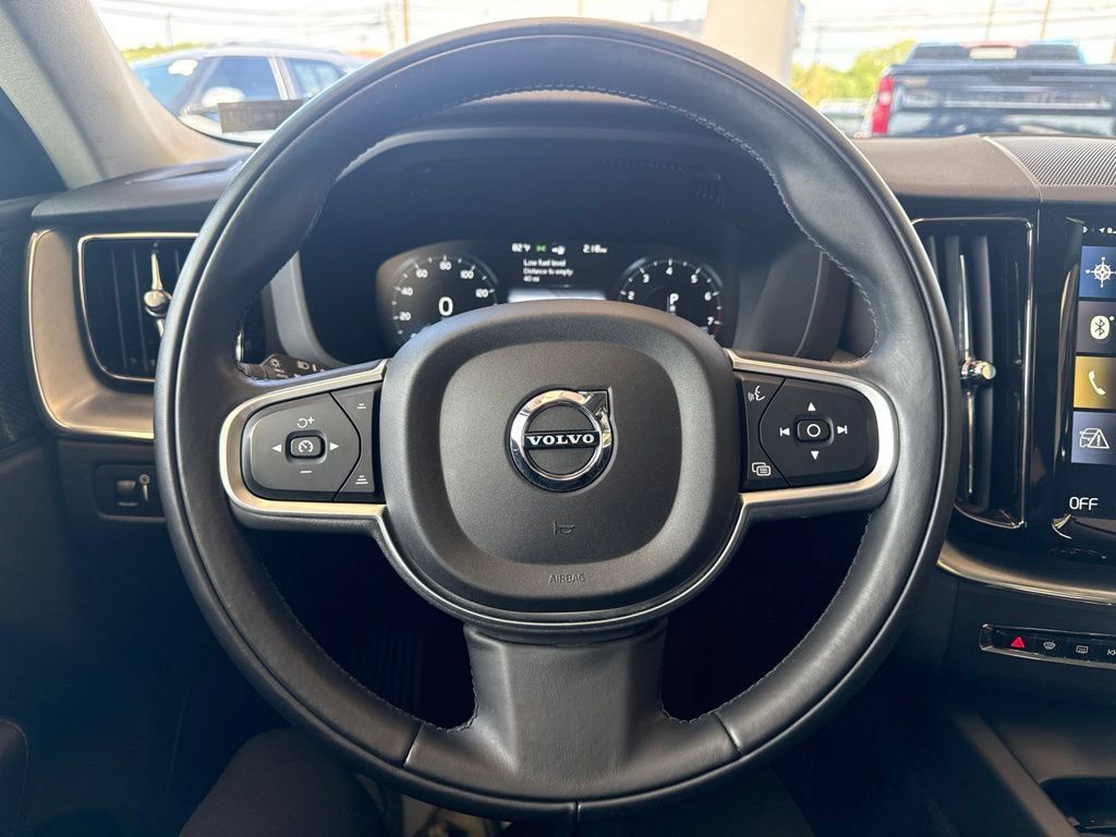 Used 2019 Volvo XC60 T5 Momentum w/ Multimedia Package AWD/4WD image 17
